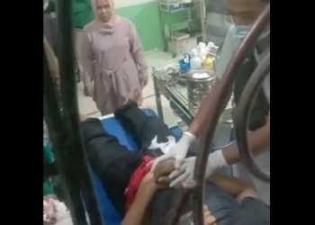 Korban tertembak peluru tajam, Erfaldi, saat dilarikan ke Puskesmas Desa Tada, Kecamatan Tinombo Selatan, Parigi Moutong. (istimewa)