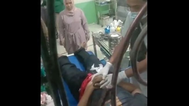 Korban tertembak peluru tajam, Erfaldi, saat dilarikan ke Puskesmas Desa Tada, Kecamatan Tinombo Selatan, Parigi Moutong. (istimewa)