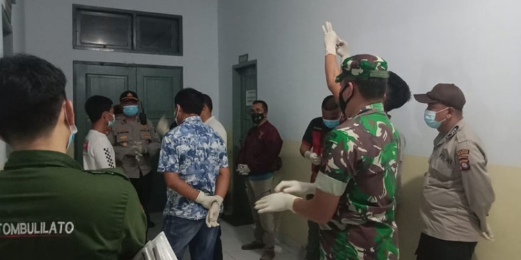 Proses evakuasi dua WNA China yang meninggal di ruang perawatan RS Tumbulilato, Kecamatan Bone Raya, Bone Bolango, Sabtu (5/2/2022). (istimewa)