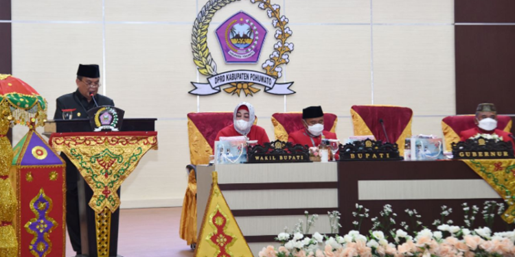 Wagub Gorontalo H. Idris Rahim saat memberikan sambutan pada Rapat Paripurna DPRD Pohuwato dalam rangka HUT ke-19 Kabupaten Pohuwato, Jumat (25/2/2022). (Foto: Haris)