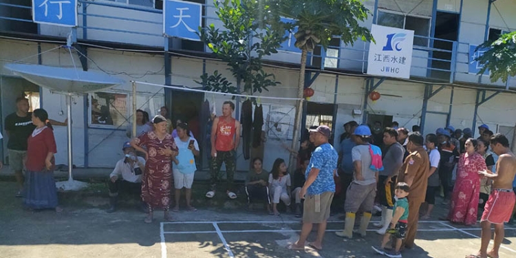 Puluhan warga mendatangi lokasi PLTMH Poduwoma, Kecamatan Suwawa Timur, Bone Bolango. (istimewa)