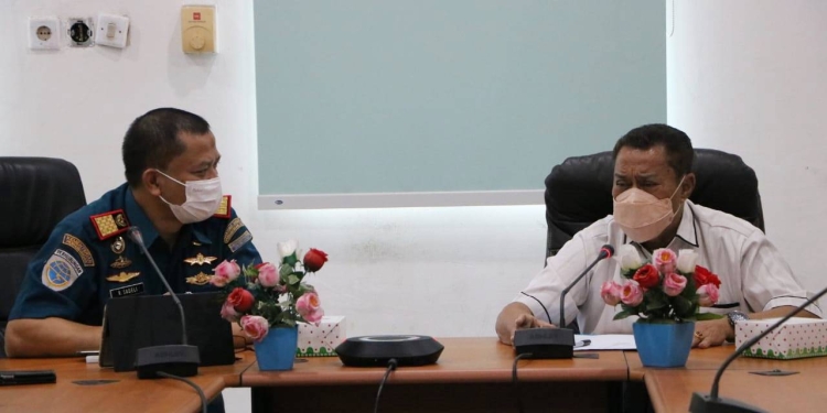 Ketua DPRD Provinsi Gorontalo, Paris RA Jusuf bersama Kepala Kantor Kesyahbandaran dan Otoritas Pelabuhan (KSOP) Kelas III Manado Capt. Mozes Imanuel, Rabu (2/2/2022) (istimewa)