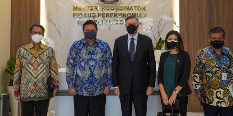 Menko Airlangga Bahas Peluang Kerja Sama Sektor Perdagangan, Pertanian, dan Energi dengan Duta Besar Selandia Baru di Jakarta, Rabu (2/2/2022) (Foto: ekon.go.id)