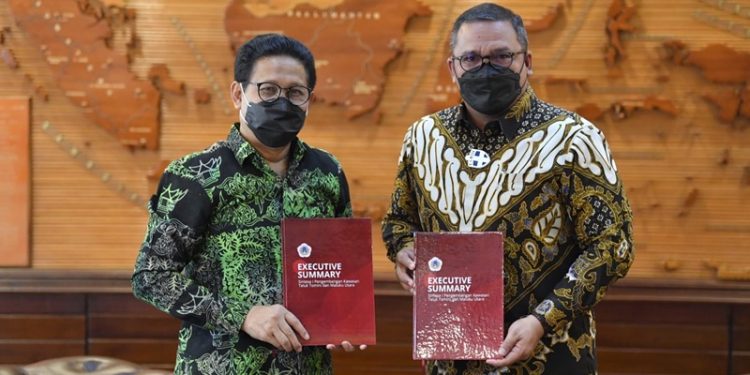 Rektor UNG Dr. Ir. Eduart Wolok, ST., MT., berpose bersama Menteri Desa, Pembangunan Daerah Tertinggal dan Transmigrasi Dr. Drs. H. Abdul Halim Iskandar, M. Pd., Kamis (3/2/2022) di Jakarta (istimewa)