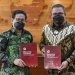 Rektor UNG Dr. Ir. Eduart Wolok, ST., MT., berpose bersama Menteri Desa, Pembangunan Daerah Tertinggal dan Transmigrasi Dr. Drs. H. Abdul Halim Iskandar, M. Pd., Kamis (3/2/2022) di Jakarta (istimewa)