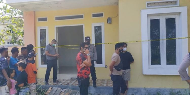 Mayat seorang perempuan ditemukan di dalam Kontrakannya di Desa Palopo, Kecamatan Marisa, Kabupaten Pohuwato kompleks Dinas Kesehatan Pohuwato, Sabtu siang (5/2/2022). (yusuf/gopos)