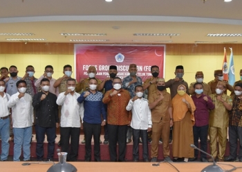 Rektor UNG, Eduart Wolok bersama perwakilan kepala-kepala desa yang tergabung dalam asosiasi desa pesisir Teluk Tomini dan Maluku Utara, Senin (7/2/2022) di Ruang Rapat Senat UNG, (foto: dok UNG)