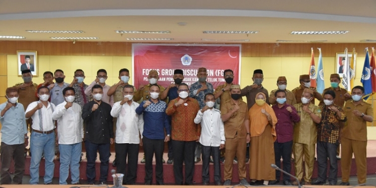 Rektor UNG, Eduart Wolok bersama perwakilan kepala-kepala desa yang tergabung dalam asosiasi desa pesisir Teluk Tomini dan Maluku Utara, Senin (7/2/2022) di Ruang Rapat Senat UNG, (foto: dok UNG)