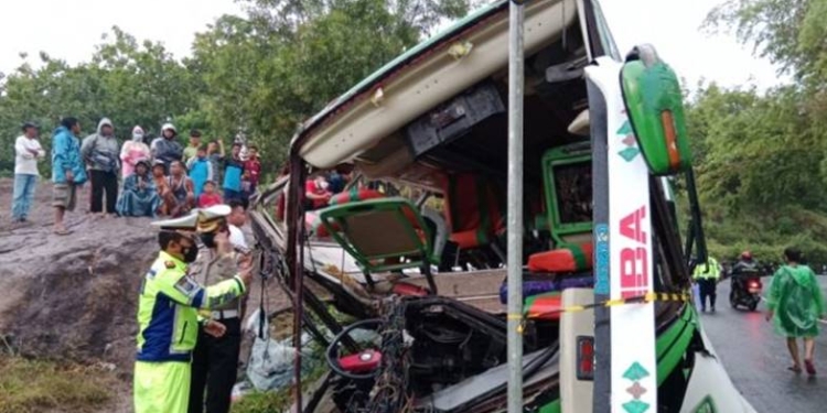 Sejumlah petugas Sat Lantas Polres Bantul, melakukan olah TKP di Jalan Dlingo-Imogiri, Kedungguweng, Kalurahan Wukirsari, Kapanewon Imogiri, Kabupaten Bantul, Minggu (6/2/2022). Foto : Suara.com