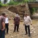 Anggota DPRD Provinsi Gorontalo Dapil Kab. Gorontalo B meninjau jembatan yang terancam putus di Desa Bakti Kecamatan Pulubala, Kabupaten Gorontalo (muhajir/gopos)