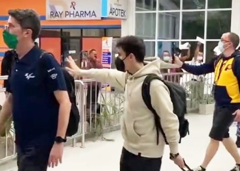 Kedatangan Marc Marquez di Indonesia itu dibagikan oleh akun Twitter @MotoGP pada Senin (7/2/20221). Pembalap yang berjuluk The Baby Alien tersebut mengenakan hoodie coklat serta celana panjang hitam dengan menyeret koper bawaannya. [Tangkapan Layar]