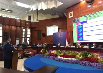 Bupati Bone Bolango Hamim Pou saat menjalani ujian disertasi Program Doktor di Program Studi Ilmu Pertanian PPS Fakutas Pertanian Universitas Brawijaya Malang, Selasa (8/2/2022). (Foto Istimewa)