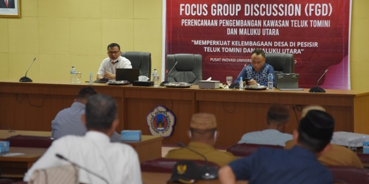 Sekolah Desa UNG yang digelar untuk meningkatkan kapasitas Aparat Desa Pesisir Teluk Tomini dan Maluku Utara (dok. UNG)