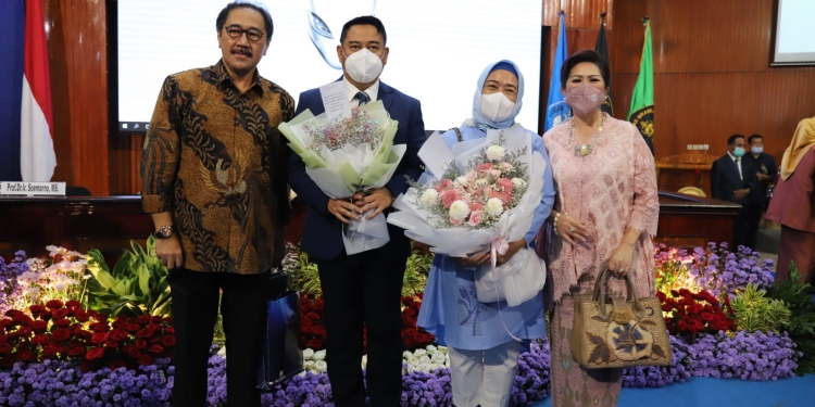 Rasa Bangga Para Kerabat Usai Hamim Pou Raih Gelar Doktor Terbaik di Universitas Brawijaya