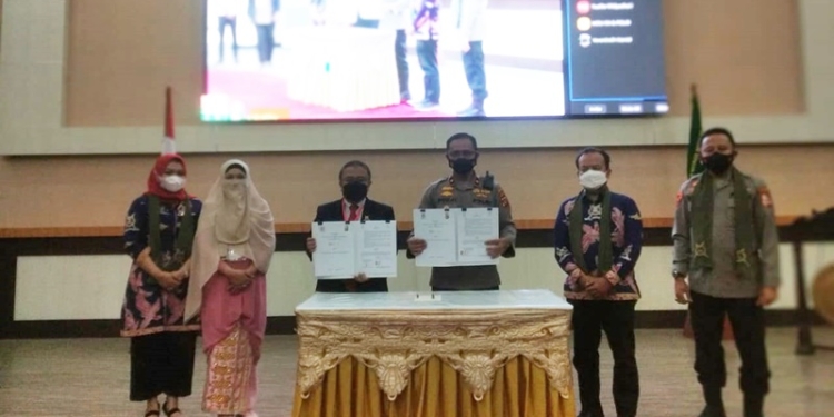 Ikatan Notaris Indonesia (INI) bersama Kepolisian Daerah (Polda) Gorontalo menjalin kerjasama sama atau Memorandum of Understanding (MOU) dalam rangka peningkatan penegakan hukum didaerah Provinsi Gorontalo. (Foto: Putra/Gopos)