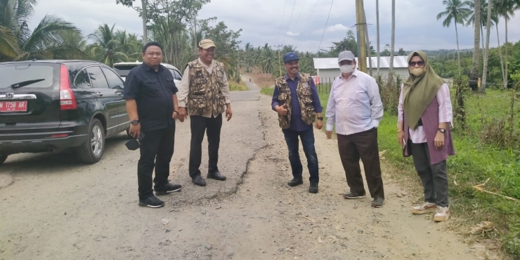 Anggota DPRD Provinsi Gorontalo Dapil Kabupaten Gorontalo B meninjau langsung kondisi Jalan Mulyonegoro Karyamukti (muhajir/gopos)