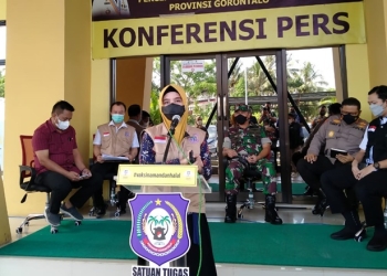 Kepala Dinas Kesehatan Provinsi Gorontalo, dr. Yana Yanti Suleman memberikan keterangan pers,