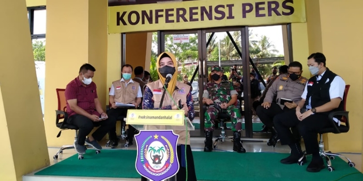 Kepala Dinas Kesehatan Provinsi Gorontalo, dr. Yana Yanti Suleman memberikan keterangan pers,