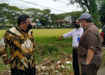Aleg Deprov Gorontalo Dapil Kabupaten Gorontalo B meninjau kondisi drainase di Isimu Selatan Kecamatan Tibawa dalam agenda reses masa persidangan kedua tahun 2021-2022 (muhajir/gopos)