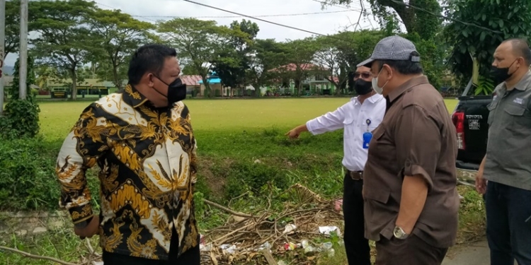 Aleg Deprov Gorontalo Dapil Kabupaten Gorontalo B meninjau kondisi drainase di Isimu Selatan Kecamatan Tibawa dalam agenda reses masa persidangan kedua tahun 2021-2022 (muhajir/gopos)