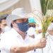 Menteri Koordinator Bidang Perekonomian Airlangga Hartarto menyaksikan langsung panen perdana Padi Gogo pada Proyek Penelitian Padi Gogo milik PT Huma Indah Mekar (HIM) di Kabupaten Tulang Bawang Barat, Provinsi Lampung, Sabtu (12/2/2022), (dok. https://www.ekon.go)