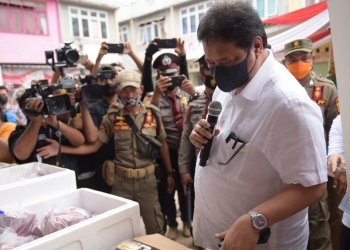 Menko Airlangga Hartarto mengecek ketersediaan dan keterjangkauan bahan pangan di Pasar Kangkung, Kecamatan Teluk Betung Selatan, Bandar Lampung, Sabtu (12/2/2022) (dok. Kementerian Koordinator Bidang Perekonomian)