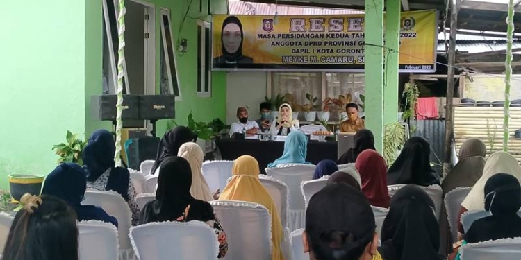 Anggota DPRD Provinsi Gorontalo, Meyke Camaru melakukan reses di Kelurahan Biawao, Kecamatan  Kecamatan Kota Selata, Kota Gorontalo, Jumat (11/2/2022) (muhajir/gopos)