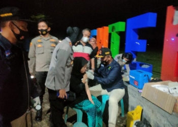 Polres Bone Bolango Giat Lakukan Vaksinasi Hingga Malam Hari