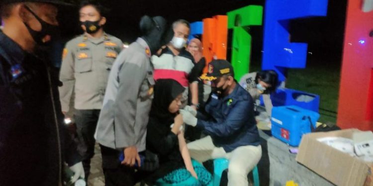 Polres Bone Bolango Giat Lakukan Vaksinasi Hingga Malam Hari