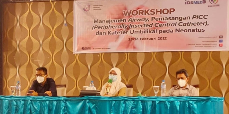 Direktur RSUD dr. Hasri Ainun Habibie Gorontalo, dr. Fitriyanto Rajak yang diwakili Kepala Bidang Pelayanan Medik, dr. Irma Cahyani Ranti ketika membuka kegiatan  Workshop Manajemen Airway, Pemasangan PICC (Peripherally Inserted Central Catheter) dan Kateter Umbilikal Pada Neonatus, Selasa (15/2/2022). foto istimewa