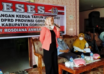 Anggota DPRD Provinsi Gorontalo Dapil Kabupaten Gorontalo B, Venny Rosdianan Anwar saat melaksanakan reses di Desa Taulaa, Kecamatan Bilato, Rabu (16/2/2022). (istimewa)