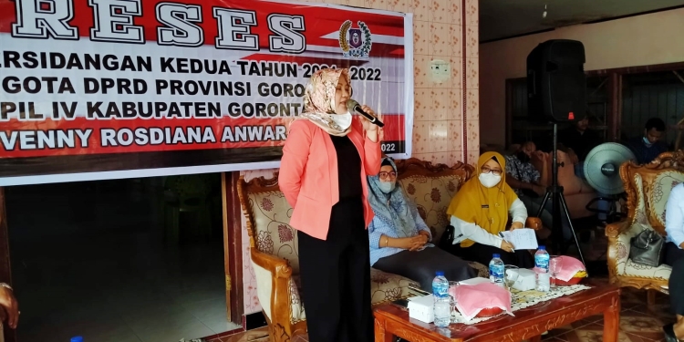 Anggota DPRD Provinsi Gorontalo Dapil Kabupaten Gorontalo B, Venny Rosdianan Anwar saat melaksanakan reses di Desa Taulaa, Kecamatan Bilato, Rabu (16/2/2022). (istimewa)