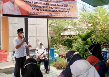 Manaf Hamzah saat melakukan reses di Desa Isimu Raya, Tibawa, Kabupaten Gorontalo, Selasa (15/2/2022) (istimewa)