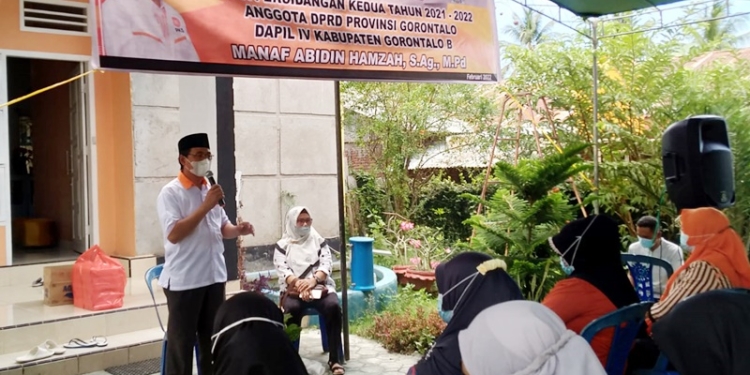Manaf Hamzah saat melakukan reses di Desa Isimu Raya, Tibawa, Kabupaten Gorontalo, Selasa (15/2/2022) (istimewa)