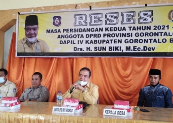 Anggota DPRD Provinsi Gorontalo, Sun Biki ketika melakukan reses di Desa Isimu Selatan dan Desa Botumoputi, Tibawa, Kabupaten Gorontalo, Selasa (15/2/2022). (istimewa)