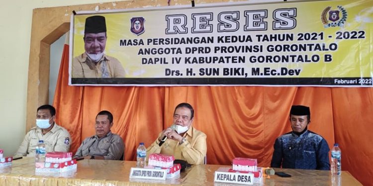 Anggota DPRD Provinsi Gorontalo, Sun Biki ketika melakukan reses di Desa Isimu Selatan dan Desa Botumoputi, Tibawa, Kabupaten Gorontalo, Selasa (15/2/2022). (istimewa)
