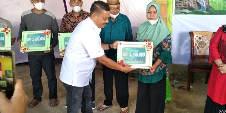 Aleg Usman Tahir Radjak menyerahkan bantuan sosial dan keagaamaan kepada masyarakat Desa Paris (istimewa)