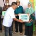 Aleg Usman Tahir Radjak menyerahkan bantuan sosial dan keagaamaan kepada masyarakat Desa Paris (istimewa)