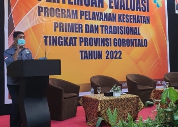 Sekretaris Dinas Kesehatan Provinsi Gorontalo, Drs. Janni S. Kiai Demak, M. Ec. Dev. membuka kegiatan, evaluasi program pelayanan kesehatan primer dan tradisional tingkat Provinsi Gorontalo, Kamis (17/22/2022) (istimewa)