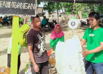 Antusias masyarakat menukarkan sampah dengan sembako yang dialaksanakan oleh DLH Kabupaten Pohuwato (istimewa)