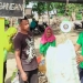 Antusias masyarakat menukarkan sampah dengan sembako yang dialaksanakan oleh DLH Kabupaten Pohuwato (istimewa)
