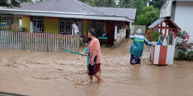 Luapan Sungai Tilamuta menyebabkan banjir di Desa Mohungo, Tilamuta, Boalemo, Jumat (18/2/2022) (istimewa)