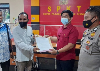 AMPM Provinsi Gorontalo memberikan berkas laporan dugaan penistaan agama yang dilakukan oleh Menteri Agama, Yaqut Cholil, Kamis (24/2/2022) (andi/gopos)