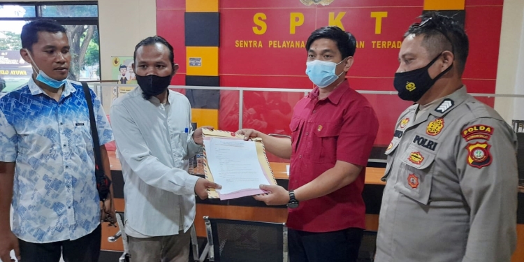 AMPM Provinsi Gorontalo memberikan berkas laporan dugaan penistaan agama yang dilakukan oleh Menteri Agama, Yaqut Cholil, Kamis (24/2/2022) (andi/gopos)
