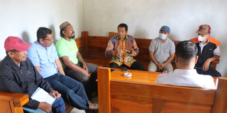 Komisi II Deprov Gorontalo meinjau pemanfaatan KUR bagi petani tebu di Desa Sidomukti, Kecamatan Mootilango, Kabupaten Gorontalo, Kamis (24/2/2022) (hms/deprov)