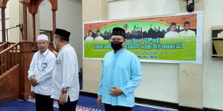 Nurahman Rais Monoarfa, Sekretaris DPRD kota Gorontalo hadiri peringatan isra mikraj Nabi Muhammad SAW 1443 Hijriyah, di masjid Baiturrahim Kota Gorontalo, Minggu (27/2/2022). Foto : Sari/gopos.
