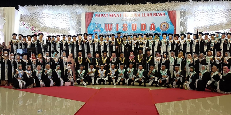 Para wisudawan-wisudawati Universitas Bina Mandiri Gorontalo berpose bersama dengan Senat UBM Gorontalo dan UNBITA Gorontalo dalam prosesi wisuda di Grand Sumber Ria Gorontalo, Sabtu (19/2/2022).