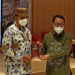 Anggota TP2GD Provinsi Gorontalo, dr. Muhammad Isman Jusuf, Sp.S (kanan), menyerahkan buku H.B Jassin kepada Gubernur DKI Jakarta Anies Baswedan pada Seminar Nasional pengusulan H.B Jassin sebagai Pahlawan Nasional di Kantor Perpustakaan Nasional, Jakarta, Selasa (22/2/2022). (Foto istimewa)