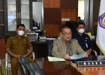 Wagub Gorontalo H. Idris Rahim (tengah) memaparkan kebijakan yang dilakukan Pemprov Gorontalo dalam mendukung program jaminan sosial ketenagakerjaan pada tahapan wawancara penjurian penerima Anugerah Paritrana 2021 secara virtual di ruang kerjanya di Gubernuran Gorontalo, Selasa (15/2/2022). (Foto: Haris)
