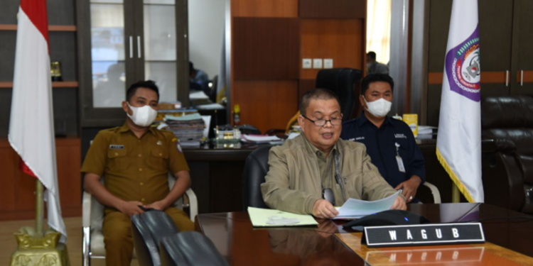 Wagub Gorontalo H. Idris Rahim (tengah) memaparkan kebijakan yang dilakukan Pemprov Gorontalo dalam mendukung program jaminan sosial ketenagakerjaan pada tahapan wawancara penjurian penerima Anugerah Paritrana 2021 secara virtual di ruang kerjanya di Gubernuran Gorontalo, Selasa (15/2/2022). (Foto: Haris)